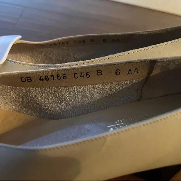 Salvatore Ferragamo Dress Shoes-Tan and white, low heel- Fancy Size 6 - Picture 6 of 11